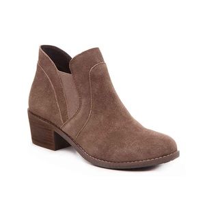 ME TOO | Zasper Chelsea Boot Taupe | Size 8